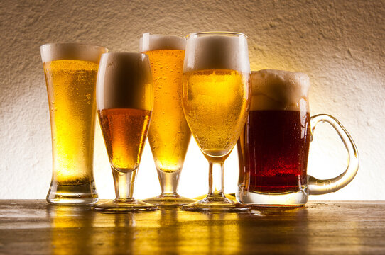 Diversas tipos de cerveja e de chopp , servida bem gelada