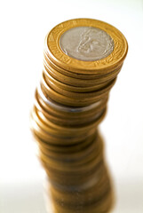 MOEDAS empilhadas, dinheiro do Brasil (ReaL)