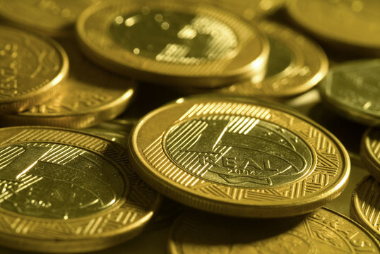 MOEDAS empilhadas, dinheiro do Brasil (ReaL)