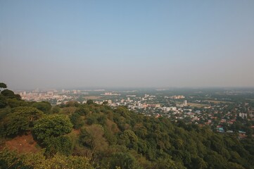 Obraz premium Scenic mountain panorama overlooking the urban area