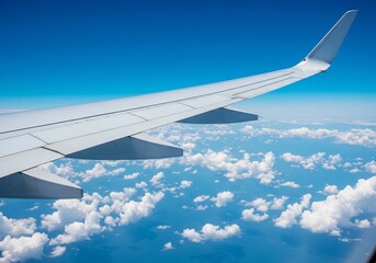 Obraz premium 青い空と白い雲、飛行機の翼