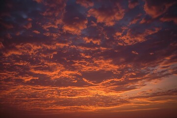 Fototapeta premium Vibrant evening sky filled with clouds