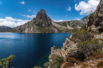 Fototapeta premium A breathtaking rocky vista overlooking Dove Lake from a mountain peak.