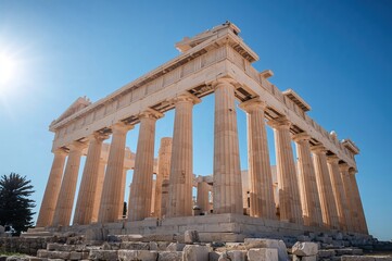 Obraz premium Historic temple columns featuring original construction materials under clear skies without visitors.
