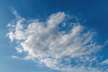 Obraz premium Morning skyline featuring a stunning blue sky with soft white clouds