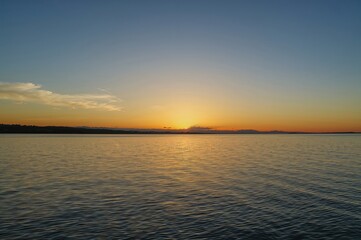Obraz premium Gorgeous evening sky reflecting on ocean waves with sandy shore