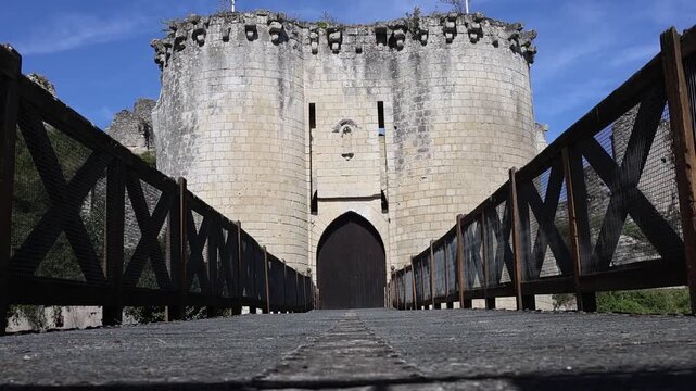 L'ancien ch&acirc;teau fort de Lavardin dont l'origine remonte au XI-&egrave;me si&egrave;cle