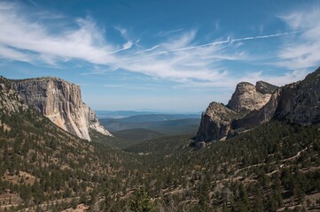 Naklejka premium Scenic lookout with winding trails and lush greenery under a summer sky