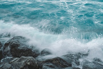 Obraz premium Extended exposure capturing ocean waves hitting rocky shore