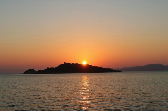 Fototapeta Tranquil Evening Glow on Serene Waters