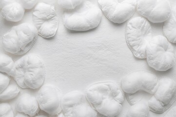 Obraz premium Numerous cotton rounds spread out, viewed from above