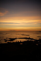 沈む夕日を見る人々