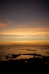 沈む夕日を見る人々