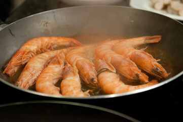 Chef na cozinha fazendo o preparo de varios pratos da cozinha mediterranea 