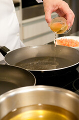 Chef na cozinha fazendo o preparo de varios pratos da cozinha mediterranea 