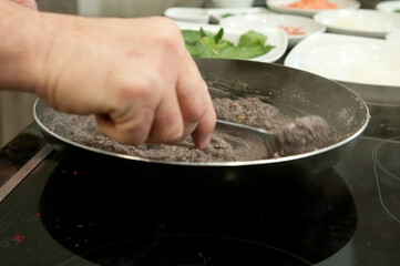 Chef na cozinha fazendo o preparo de varios pratos da cozinha mediterranea 