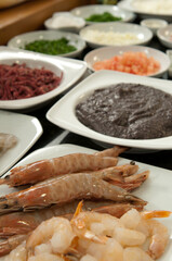 Chef na cozinha fazendo o preparo de varios pratos da cozinha mediterranea 