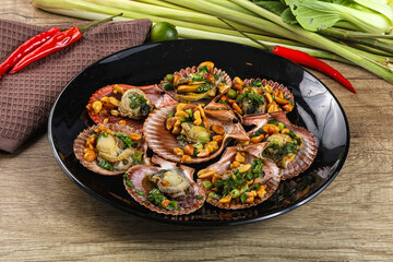 Baked scallops with scalion oil