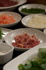 Chef na cozinha fazendo o preparo de varios pratos da cozinha mediterranea 