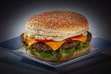 burger com queijo salada, queijo, cebola, bacon, tomate, maionese 