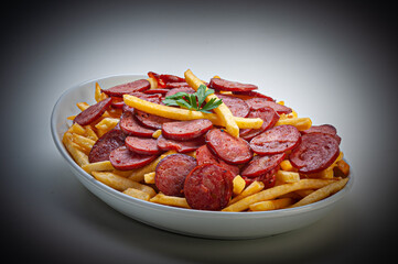 Porção de calabresa com batata frita