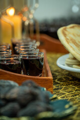 Pan, vino y dátiles