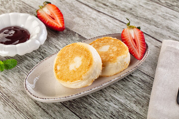 Cottage cheese pancakes - Syrniki for breakfast