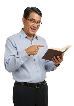 Homem asi&aacute;tico de camisa social apontando o dedo para um livro aberto em suas m&atilde;os, isolado no fundo branco. Leitura, educa&ccedil;&atilde;o, professor, ensino e conhecimento.