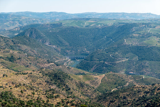 Em meio &agrave;s montanhas o rio Douro e a barragem hidroel&eacute;trica da Valeira ao fundo em Tr&aacute;s os Montes, Portugal