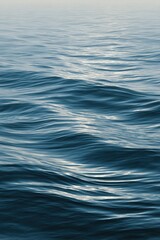 Naklejka premium Serene Ocean Surface with Gentle Ripples and Subtle Reflections.