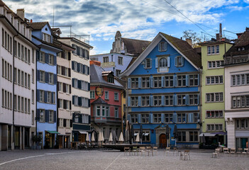 Fototapeta premium Famous Munsterhof square with colorful houses and a fountain, Zurich Switzerland