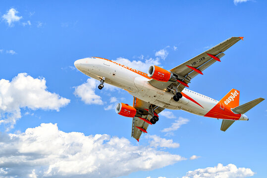 Barcelona, ​​Espa&ntilde;a; 5 de abril de 2025: El Airbus A320 de EasyJet Suiza aterriz&oacute; en el Aeropuerto Josep Tarradellas de Barcelona-El Prat.