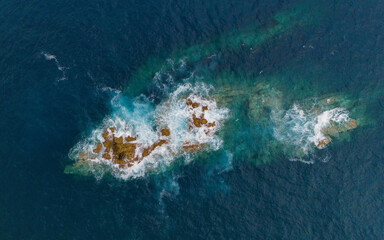 Vista aérea: costa rocosa, vegetación exuberante. © pedro