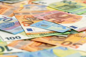 Euro Banknoten und Geldscheine liegen zusammen als Symbolbild für Reichtum und Wohlstand