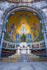 Le sanctuaire notre-dame de Lourdes, lieu de pèlerinage et de miracles de Bernadette de Soubirous