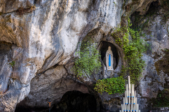 La Grotte de Massabielle dans le sanctuaire notre-dame de Lourdes, lieu de p&egrave;lerinage et de miracles de Bernadette de Soubirous
