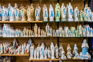 Statues de la Vierge Marie dans les vitrines des boutiques de Lourdes