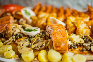 Lagosta servida com batatas assadas, cogumelos, palmitos e champignon 