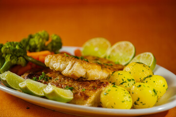 File de peixe, arroz, batatas assadas , tempero verde e maionese de banana