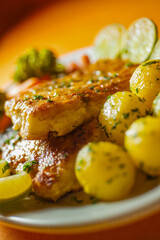 File de peixe, arroz, batatas assadas , tempero verde e maionese de banana