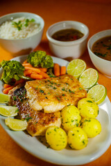 File de peixe, arroz, batatas assadas , tempero verde e maionese de banana