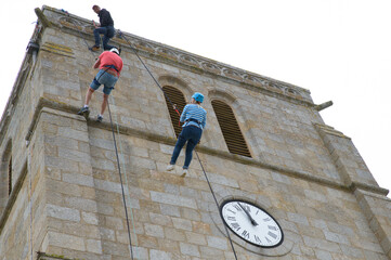 Descente d'un clocher d'église en rappel 