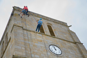 Descente d'un clocher d'église en rappel 