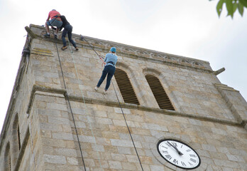 Descente d'un clocher d'église en rappel 