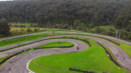 Motociclistas manejando en pista de karting