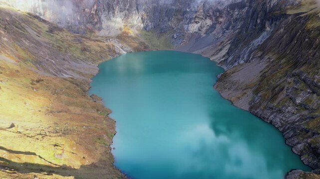Monta&ntilde;as, acantilados, nieve, laguna, lago, turqueza en crater del Altar