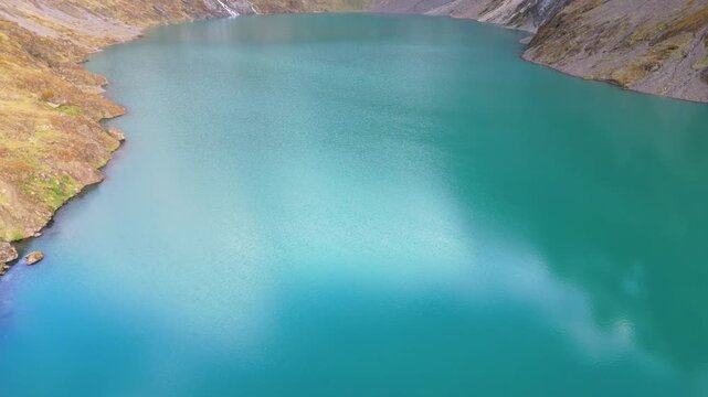 Laguna en el crater del volvan el altar en Ecuador 