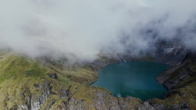 Vista aerea de la laguna amarilla en crater del volcan el altar en Chimborazo andes Ecuador