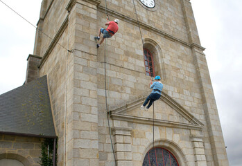 Descente d'un clocher d'église en rappel