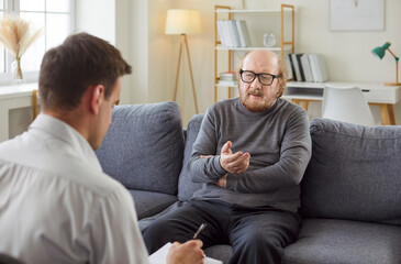 Obraz premium Elderly patient undergoes therapy session with psychologist, engaging in conversation about sadness or depression, focusing on consulting assistance with a sense of emotional care.